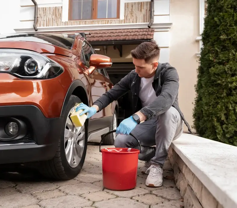 Lavage auto à domicile Oyré : professionnel intervenant sur un véhicule